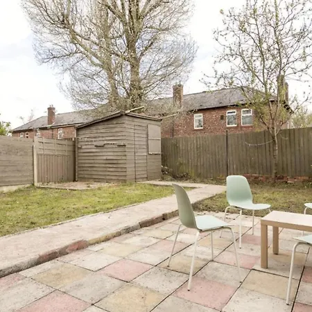 Spacious 4 Bedroom House Sleeps 8