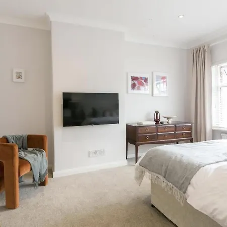 Spacious 4 Bedroom House Sleeps 8 *