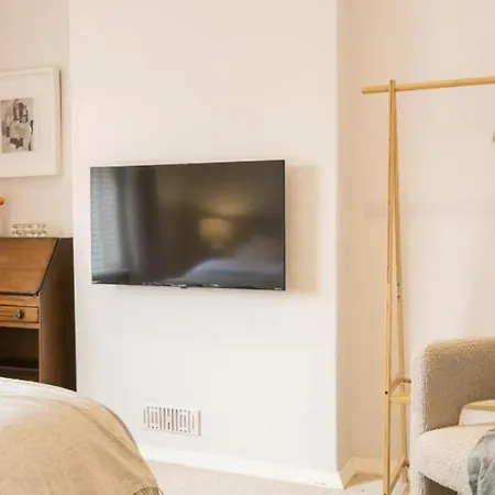 Spacious 4 Bedroom House Sleeps 8 בית נופש מנצ'סטר