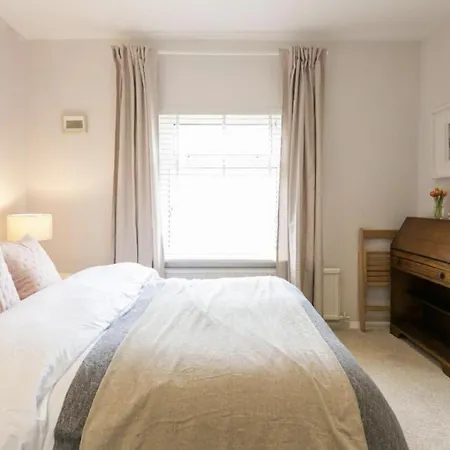 Spacious 4 Bedroom House Sleeps 8 *