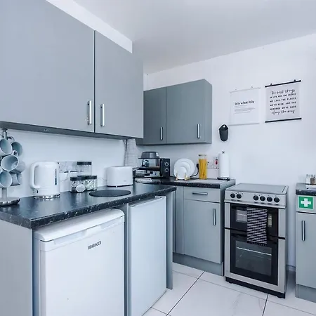 Stunning In Altrincham, Large Driveway, Sleeps 7, Perfect For Groups *