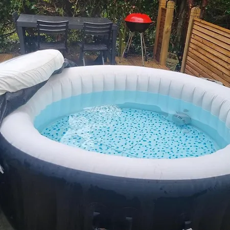 Beautiful, Peaceful, 5 Bedroom With Hot Tub!