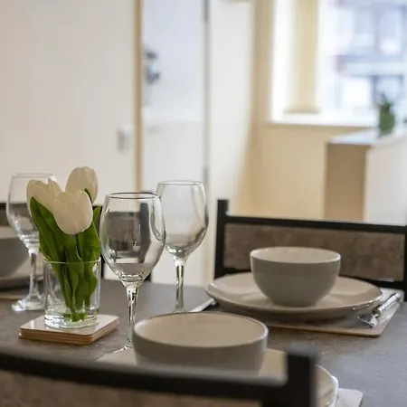 Apartmán Centralized 2-bed , Free Parking & Wi-fi *