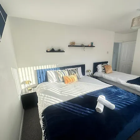 Pool&tennis Table - Up To 40 Percent Off Old Trafford 3 Bed Holiday home *