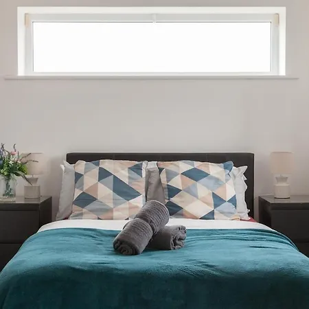 Exquisite 4 Bedroom 2 Bath Parking Etihad Stadium Feriehus
