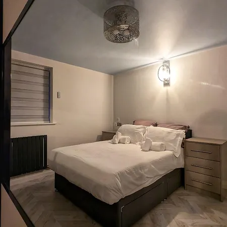 Holiday home Beautiful 5 Bedroom Sleeps 12 People In *