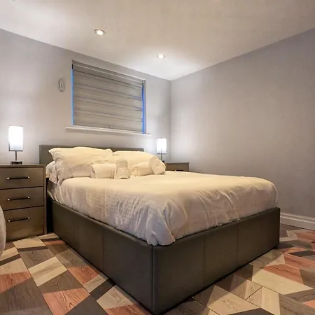 Beautiful 5 Bedroom Sleeps 12 People In Holiday home *