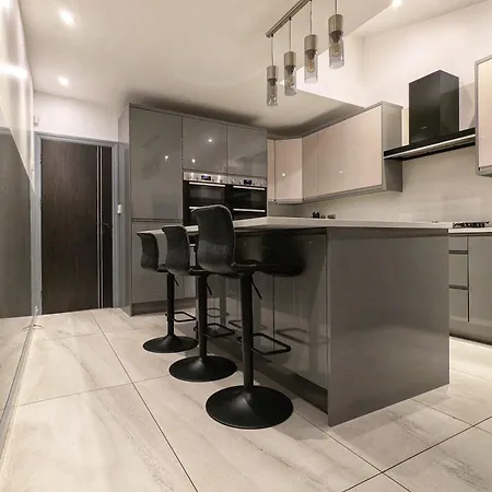 Holiday home Beautiful 5 Bedroom Sleeps 12 People In Manchester