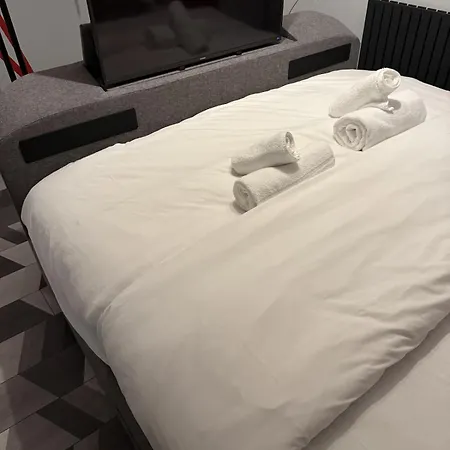 Beautiful 5 Bedroom Sleeps 12 People In Manchester