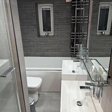 Beautiful 5 Bedroom Sleeps 12 People In Holiday home Manchester