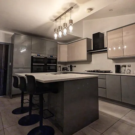 Beautiful 5 Bedroom Sleeps 12 People In Manchester