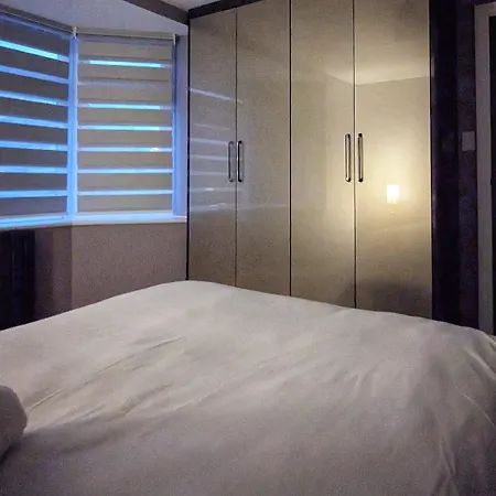 Beautiful 5 Bedroom Sleeps 12 People In