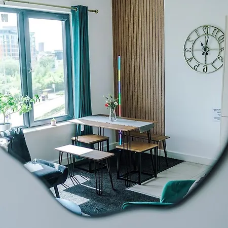 Free Parking, Sleeps 6, Stylish In Salford Quays Apartment *