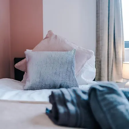 Free Parking, Sleeps 6, Stylish In Salford Quays Apartment Manchester