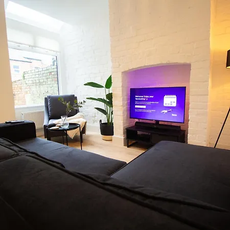 Stylish Cosy 4-bed Home, Sleeps Up To 10 With Large Sofa Bed, Near Royal Infirmary & Universities, Free Parking & Ultra-fast Wifi *