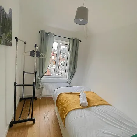 Apartment Betahouse -3br -pool Table -free Parking -spacious Manchester