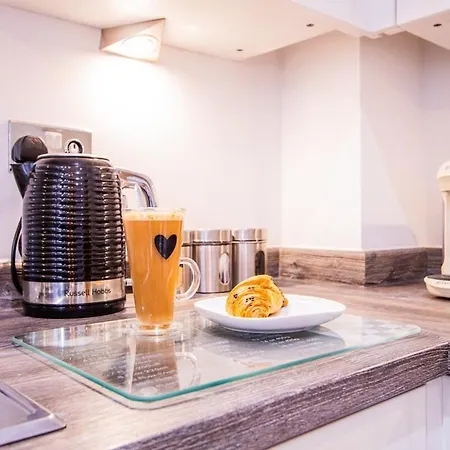 Charming 1br House In Eccles With Free Parking Tatil Evi Manchester