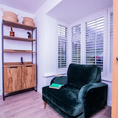 Ferienhaus Charming 1br House In Eccles With Free Parking *