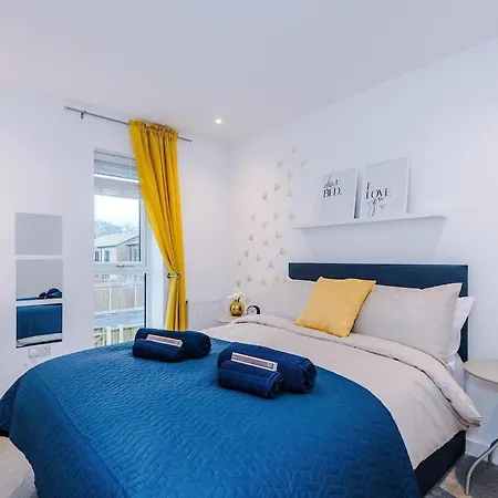 Modern 3-bed In Salford, Pool, Ping Pong Table, Free Parking, Sleeps 7 Lägenhet *