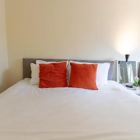 Cosy Stretford In A Prime Location *