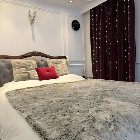 Private Bedroom In Unique Luxury House, Salford, *