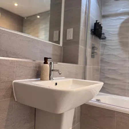 Bright And Modern Near Centre With Free Parking,wifi And Netflix Next To Old Trafford And Man United Stadium