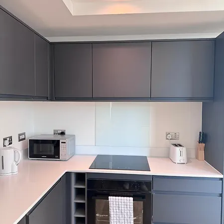 Apartment Bright And Modern Near Centre With Free Parking,wifi And Netflix Next To Old Trafford And Man United Stadium *
