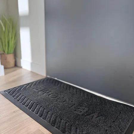 Apartment Bright And Modern Near Centre With Free Parking,wifi And Netflix Next To Old Trafford And Man United Stadium