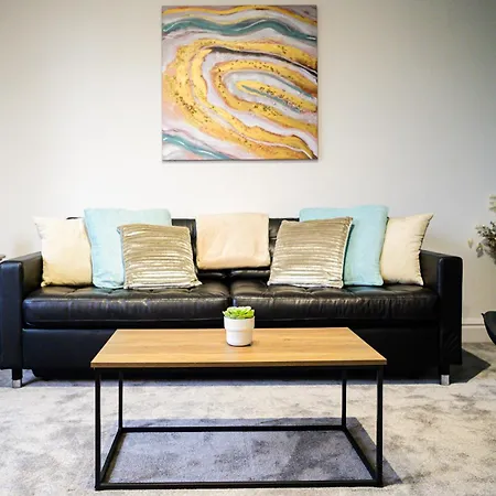 Aqua Springs, 2 Bedroom 1st Floor Apartment, Near Didsbury Apartment Manchester