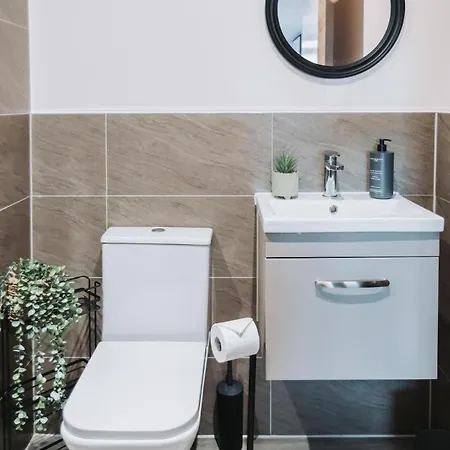 2 Bed 2 Bath Close To Ctre Sleeps 5 -free Parking * מנצ'סטר