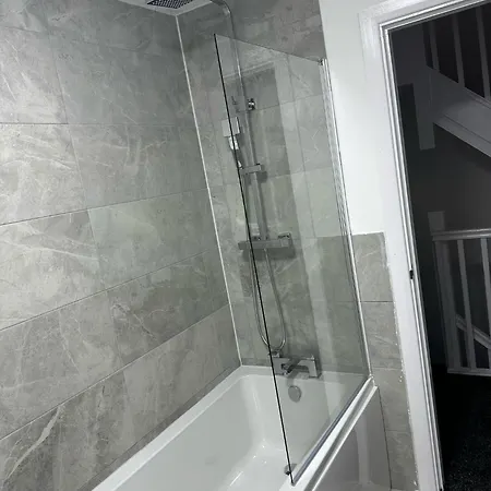 Modern 5 Bedroom House * Manchester