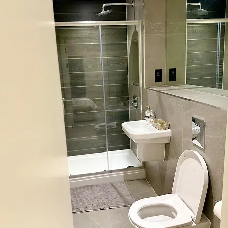 Newly Built 2br-2bath With Balcony In Mcr-sleeps4 *