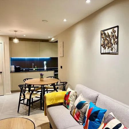 Newly Built 2br-2bath With Balcony In Mcr-sleeps4 Apartment *