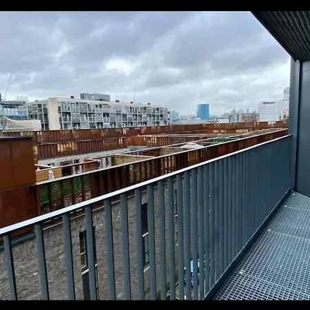 Newly Built 2br-2bath With Balcony In Mcr-sleeps4 Apartment