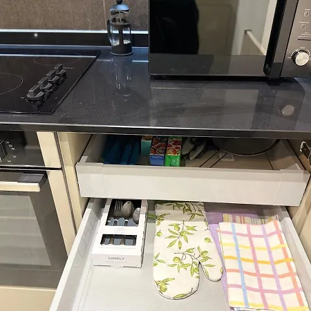 Elegant 2-bed 2-bath In With Balcony *