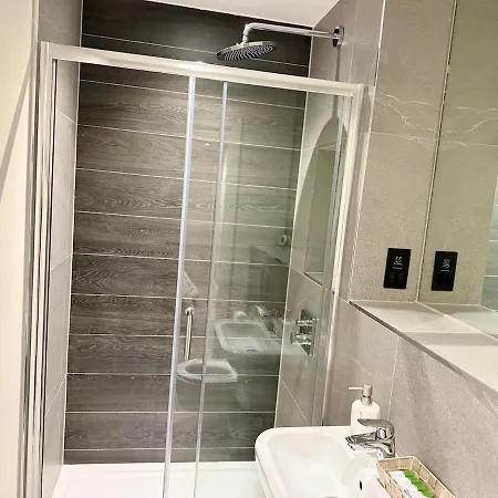 Elegant 2-bed 2-bath In With Balcony マンチェスター