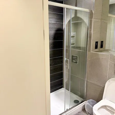 Elegant 2-bed 2-bath In With Balcony マンチェスター