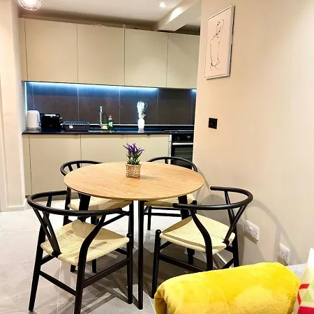 Newly Built 2br-2bath With Balcony In Mcr-sleeps4 * Manchester