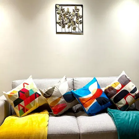 Elegant 2-bed 2-bath In With Balcony アパート