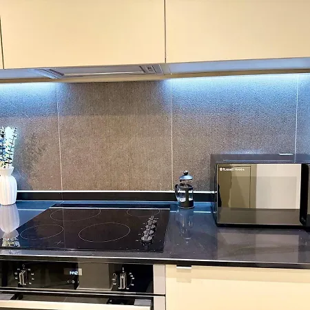 Elegant 2-bed 2-bath In With Balcony マンチェスター