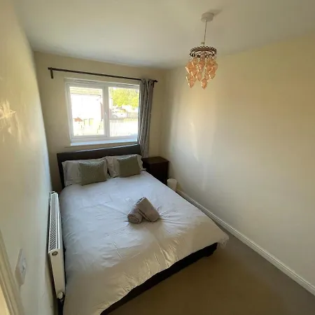 Large 3-bed House Near Etihad & Coop Live Apartmán *