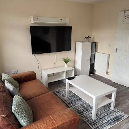 Large 3-bed House Near Etihad & Coop Live