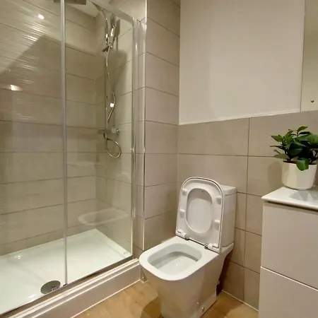 Luxury 2 Bed 2 Bath Flat Near Old Trafford *