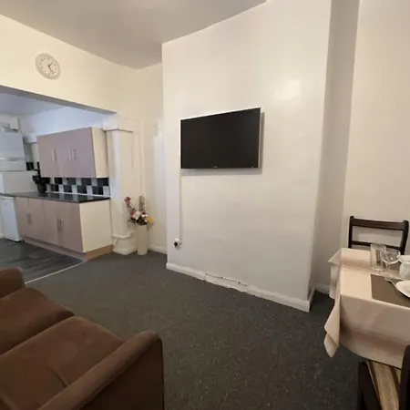 Amazing And Immaculate 2-bed House In مانشستر