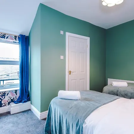 Newly Renovated 5 Bedroom Home-manchester