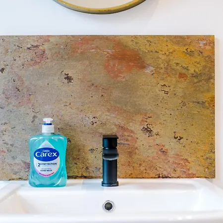 Newly Renovated 5 Bedroom Home-manchester Nyaraló *