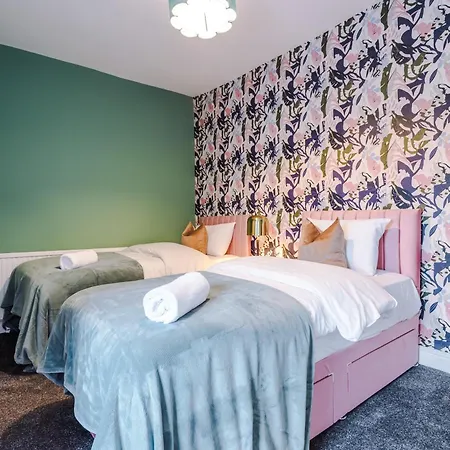 Newly Renovated 5 Bedroom Home-manchester