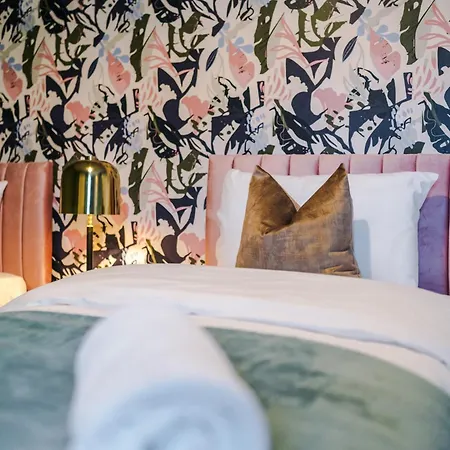 Newly Renovated 5 Bedroom Home-manchester Nyaraló *