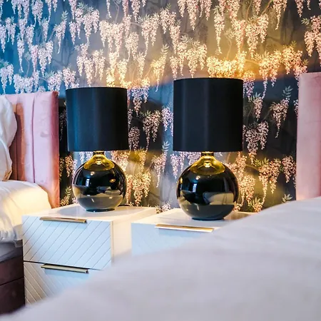 Newly Renovated 5 Bedroom Home-manchester Manchester