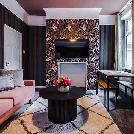 Newly Renovated 5 Bedroom Home-manchester